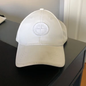 Stone island keps  - En stone island junior keps i köpt på NK har tyvärr inget kvitto men den e äkta. Storlek 3. Inte så my mycket andvänd men den e lite smutsig men lätt att göra ren.