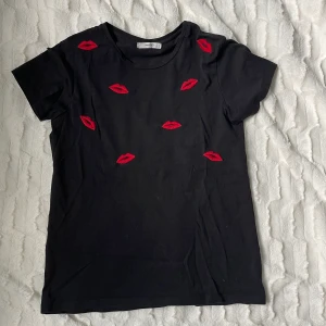 T-shirt med pussmunnar - Från mango storlek S