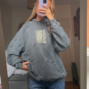 Hoodie - Oversized hoodie från Urban outfitters med tryck på framsidan och ryggen.