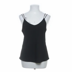 Fin topp - Topp med dubbla axelband från Bik Bok i storlek XS men passar S och M med. Superbra skick, 100% Polyester!