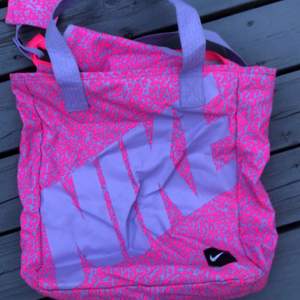 Säljer denna snygga rosa-lila Nike väska. Den är mycket sparsamt använd och i väldigt gott skick! OBS‼️ Köparen står för frakten som ej är inkluderat i priset 😊