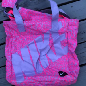 Snygg Nike väska  - Säljer denna snygga rosa-lila Nike väska. Den är mycket sparsamt använd och i väldigt gott skick! OBS‼️ Köparen står för frakten som ej är inkluderat i priset 😊