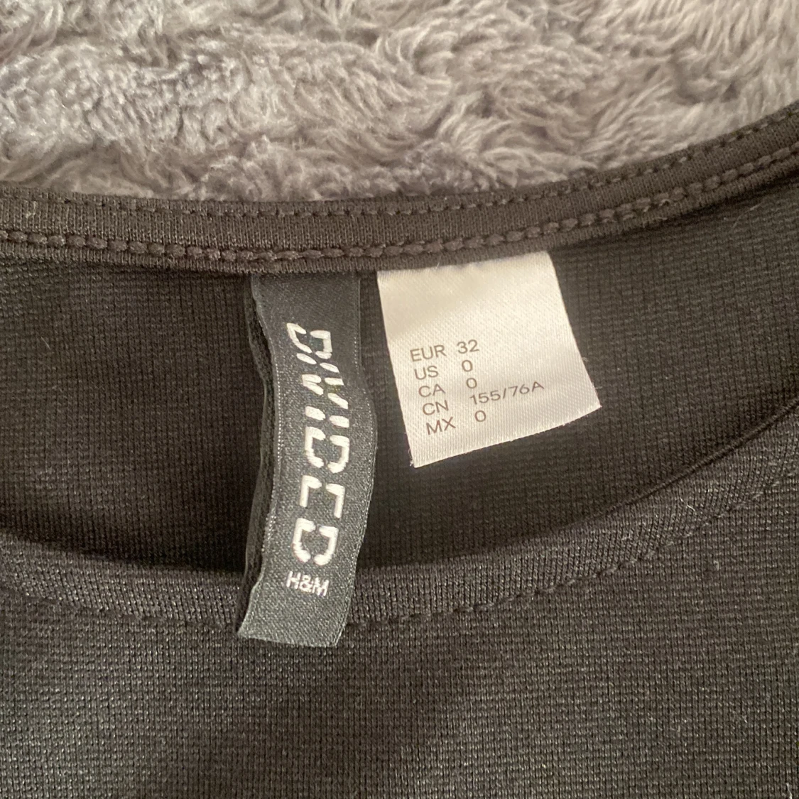 En svart tajt klänning  - 91