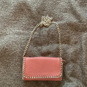 tiamo väska - tiamo väska! Använd två gånger som max! Super fint skick. Köparen står för frakten! TRYCK EJ PÅ KÖP NU!💕