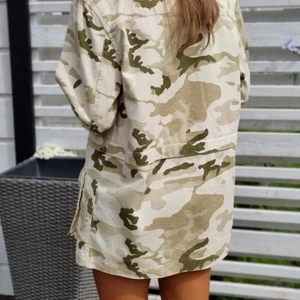 Vår/höstjacka  - Säljer en superfin vår/höstjacka. Använd ett fåtal gånger så i bra skick. Den har en dragkedja på hälften som gör att den även kan bli croppad. Notera att den är oversize i storlek. 💕