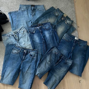 Paket med många olika blåa jeans  - Alla är i storlek 34/36 och det är fina märken på flera av dom bland annat j.Lindeberg och Morris. Säljer helst alla i paketpris för 600kr annars kom med prisförslag! 