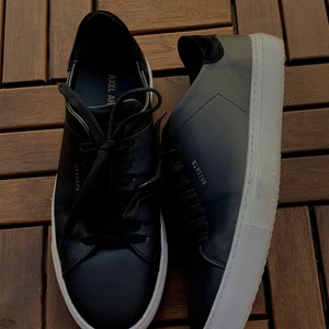 Arigato Black leather suede, size 42 - Arigato male shoes, black leather with suede. Used two times.  Size 42, male. Bought for 2000kr. Selling för 1050. 