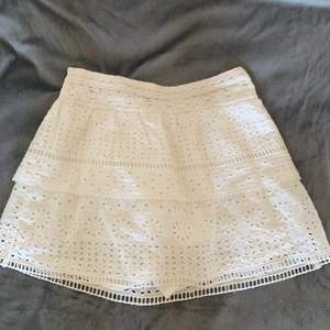 INTRESSEKOLL| Funderar på att sälja denna populär kjol från zara. Men vill se vad folk vill ge för den först. Andvänd cirka 3 ggr så den är som ny. Köparen står för frakten om den blir såld❤️