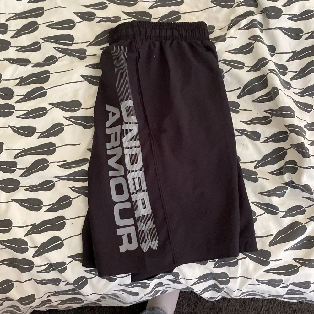 Bra träningsshorts jag köpte på Zalando för 279kr. Aldrig använt de då jag missbedömde storleken men aldrig returnerade de. De är väldigt svala. Storlek är M, loose fit Kan skickas eller hämtas Ej prutbart då de är i nyskick och lågt pris redan. . Shorts.