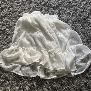 säljer denna vita volang-altiga kjol! köpt på new yorker för någon månad sedan, använd ungefär 2-3 ggr