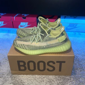 Yeezy Boost 350 V2 Yeezrel - Väldigt unikt färgade yeezys. Botten av sulan är lite smutsig, går självklart att göra rent lite till. Innersulan är pyttelite smutsig men det är något man verkligen inte märker av. Annars så är skorna i väldigt fint skick. Kvitto, box och tags finns. 
