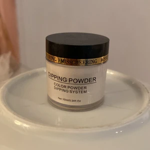 VITT AKRYLPULVER - Hejsan! Nu säljer jag mitt helt oanvända samt oöppnade akrylpulver i färgen vit! Älskar detta märket (köpt på zolati, 99kr) & har i många olika nyanser. Säljer då jag har en hel del andra vita akrylpulver. 10ml pulver som räcker gott länge, hör av er! 