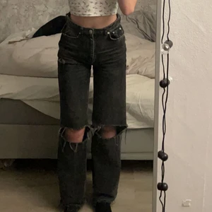 GINA TRICOT JEANS - Säljer mina älskade ”IDUN WIDE- jeans relaxed fit” från Gina Tricot i färgen ”offblack” (Storlek:34) då jeansen har blivit för små. Vill du ha mer bilder på jeansen/har någon fråga är det bara att kontakta mig❤️