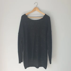 Stickad klänning med paljetter - En fin stickad klänning med glittrande paljetter. Passar bra med leggings och bälte eller som en längre tröja. Höstig stil.