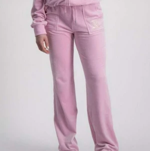 Juicy couture  - Jag säljer mina rosa juicy couture byxor, storlek 10-11. 68cm i benlängden. 700 plus frakt! OBS! Tryck inte på ”köp direkt” kontakta mig innan ni vill köpa!💕