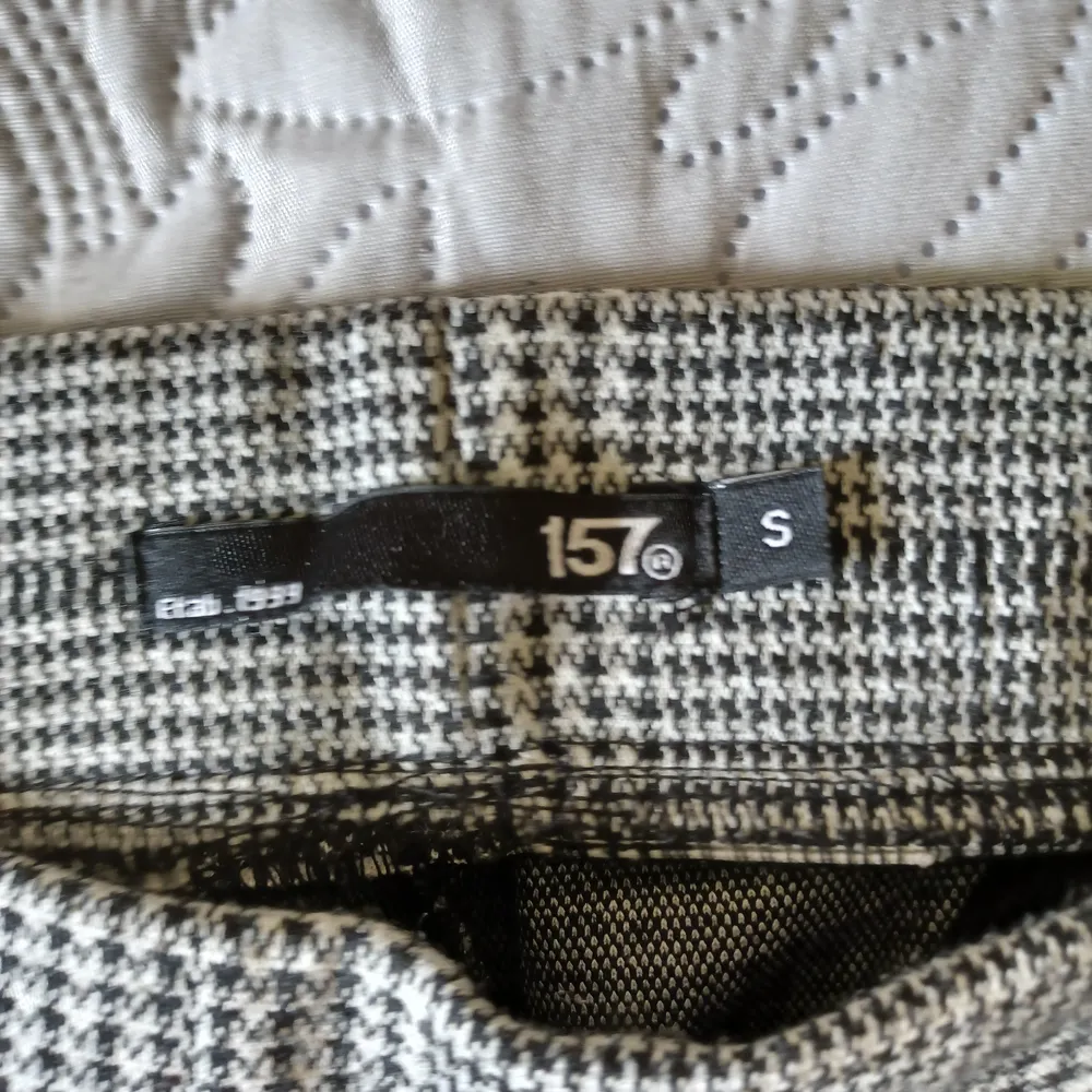 Svarta och vita kostymbyxor från lager 157. ~ Varan kostar 100kr och frakten kostar 49kr.. Jeans & Byxor.