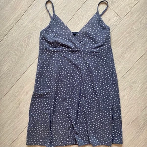 Brandy klänning - Säljer en klänning från Brandy Melville då den tyvärr va för kort för mig:( nyskick, köpare står för frakt💘