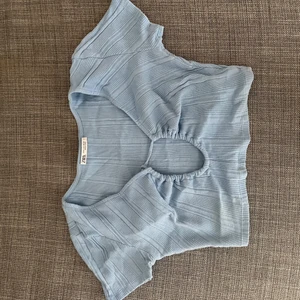 Ljusblå zara croptop - En ljusblå croptop från zara köpt sommaren 2021 i storlek S. Endast använd 2 gånger. Bra skick. Du står för frakt