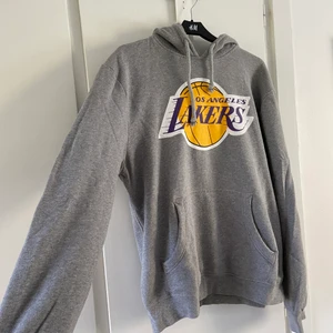 Lakers hoodie - Cool hoodie med LA Lakers logga 🏀🏀🏀 Damstorlek M och funkar fint på S-L 💘💖 Köpt dyrt på Foot Locker i London, verkligen fin kvalitets-hoodie ✨🌙 Trycket är ej sprucket och inga hål eller fläckar! Söt till en minikjol eller baggy jeans 🔥