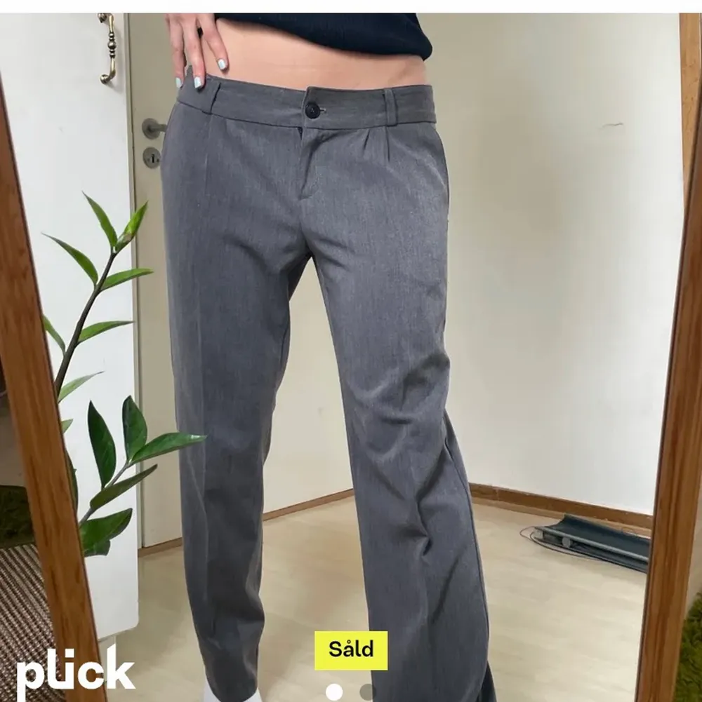 Säljer nu dessa grå kostymbyxor då dem tyvärr var för små 😊 Köpte från en annan tjej på Plick, hennes bilder💗 Midjemåttet är 87 (lågmidjade) och innerbenslängden 80💕. Jeans & Byxor.
