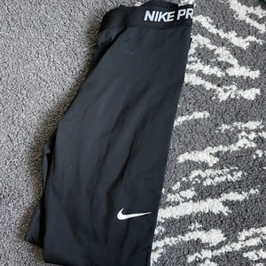 Svarta Nike PRO träningstights - Super sköna träningsbyxor från Nike, Strl S 