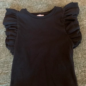 Ärmlös topp med volanger - Säljer en topp från Zara. Aldrig använd. Köparen står för frakten.❤️‍🔥