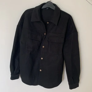 Svart tyg jacka - Storlek 36/S men skulle säga att den mer är M. köpte på shein för länge sen för 350, jackan är helt oanvänd, jag säljer den då den är förstor för mig. Snygg på både killar och tjejer
