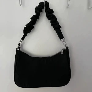 Väska - Säljer denna fina väska från BikBok som endast är använd 2 gånger då det inte är min stil längre. Passar till allt!