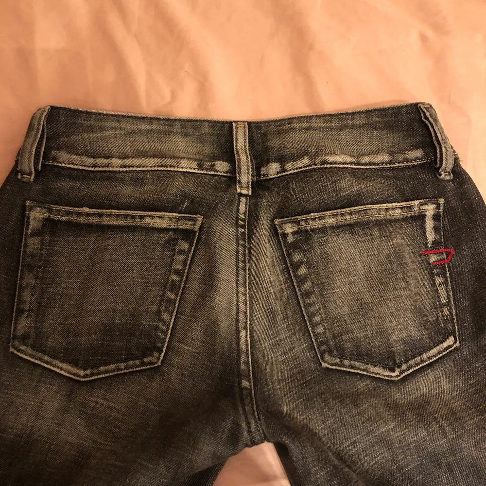 Säljer mina grå/svarta diesel jeans. Köpte dom på plick men dom var försmå. Dom är i strl 25 men är väldigt små i storleken. Det passar någon med midjemåttet 67 cm. Kontakta för fler bilder frågor💗. Jeans & Byxor.