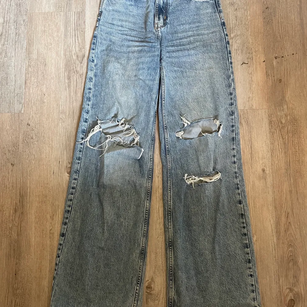Highwaisted bikbok jeans m hål💞 bra kvalitet och endast tvättade 2 ggr. Passar perfekt i både midja och längd på mig som är ca 170 men man kan både vara kortare och längre för att de ska passa beroende på hur mycket man vill att jeansen ska gå i marken💕. Jeans & Byxor.