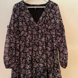 Super söt kortklänning  - Säljer denna super söta kortklänningen från HM då den inte kommit till användning. Super snygg att styla med ett par hög boots! 🤩🤩