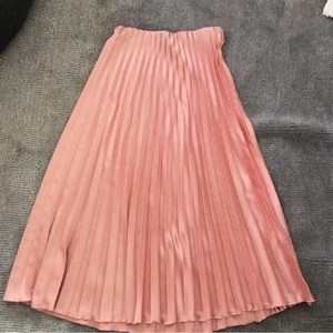 plisserad kjol - Säljer denna rosa kjol från Zara! Strl S och i jättefint skick! Använder den tyvärr inte så jag hoppas den kan hitta ett nytt hem💗