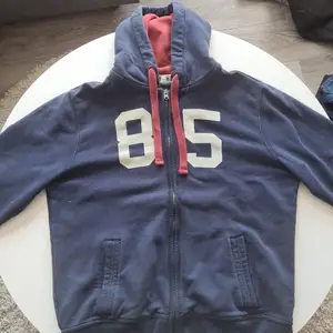 En zip hoodie från tommy hilfiger i bra skick.  Nypris 1119