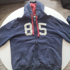 Tommy hilfiger zip hoodie - En zip hoodie från tommy hilfiger i bra skick.  Nypris 1119
