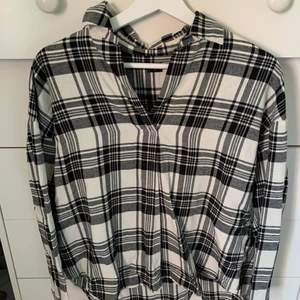 Rutig skjorta  - Rutig skjorta från uniqlo, aldrig använd. Mjukt material. 