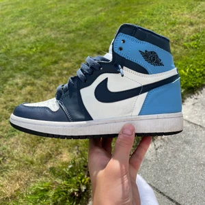Jordan 1 High obsidian  - Jätte fina skor i ett fint skick, använd ett par fåtal gånger, pris kan diskuteras och hör av er för fler frågor och funderingar!