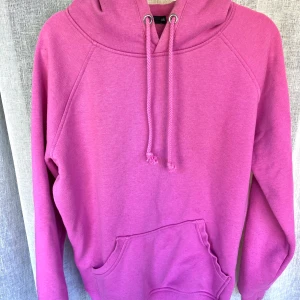 Rosa hoodie - Säljer denna hoodien i bra skick i en jättefin rosa färg! I bra skick ☺️