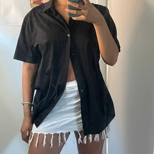 Svart skjorta  - Svart kortärmad skjorta. Fin till en bikini exempelvis. (Köparen står för frakten) ☀️