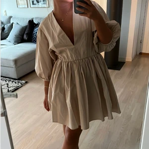 Beige klänning - En beige cupcake klänning ifrån h&m, storlek 34 men stor i storleken så passar även 36. Nypris 500kr