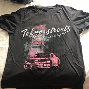 Tshirt med tryck - En fin tshirt från gina tricot i storlek S. 