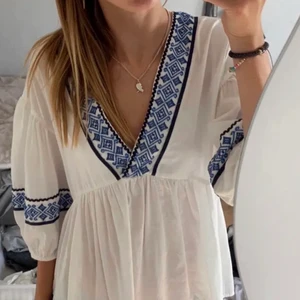 Zara blus - Säljer min fina blus använd fåtal gånger, alltså i nyskick ❤️‍🔥🙌 köpt för 400kr, lånade bilder