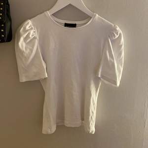 Söt vit topp/t-shirt ifrån Vera Moda, använd några få tal gånger. Det är storlek S och säljer för 50kr + frakt 52kr
