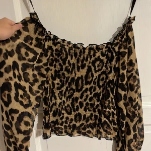 Leopard blus - Fin blus som aldrig blivit använd, köpt på Nelly funkar att ha den off shoulder eller på axlarna storlek M men funkar för S också 