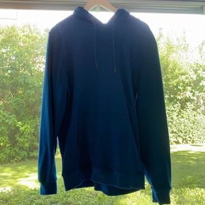 Blå Hoodie - Säljer denna blå luvtröja som jag köpt från Zalando. Bra skick. Är luftig och stor så en aningen oversized