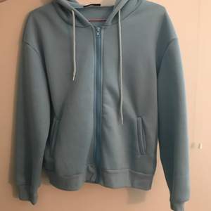 En blå zipup hoodie från shein, använd fåtal gånger💕