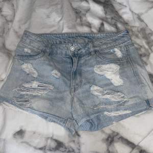 Jeans shorts i storlek XS från H&M, säljer då dom är för små för mig som vanligtvis har storlek S! Kostar 70 kr + frakt:)