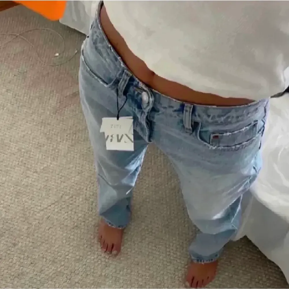 vill någon byta sina ljusa och mörkblåa mid rise jeans? vill byta mot 34 och har 36 i båda jeansen💗. Jeans & Byxor.