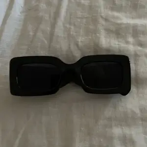 Säljer mina skit coola solbrillor från monki, använd några gånger och är lite slitna men inget man ser💕