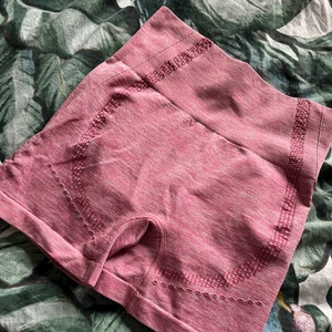 Gym Shorts - Gym shorts som är aldrig använda, Strlk M, passar även en lite större S. 60kr+frakt, frakten är 45 eller spårbar 59.