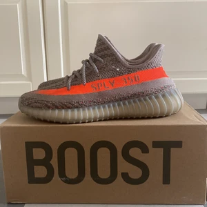 Yeezy Boost 350 - Yeezy Boost 350 stl.42.  Inte äkta.   Använda 2 gånger. Riktigt bra skick. Skolåda ingår.   